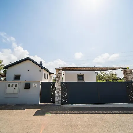 Leonardo House Holiday home *