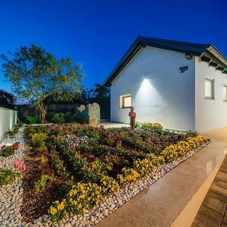 Holiday home Leonardo House