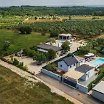 Leonardo House *