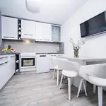 Holiday home Leonardo House