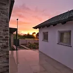 Holiday home Leonardo House *